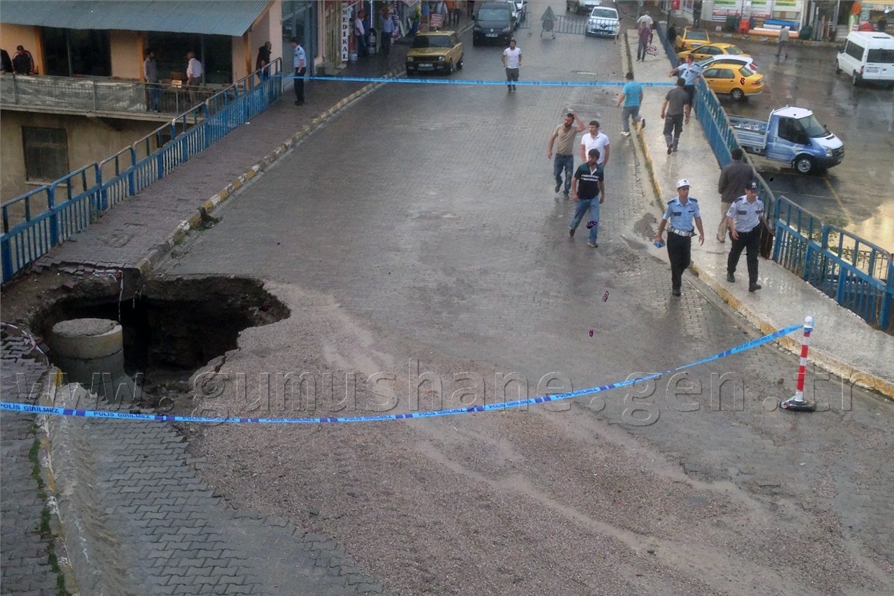 Kelkit'te Aşırı Yağış Yolu Çökertti 1