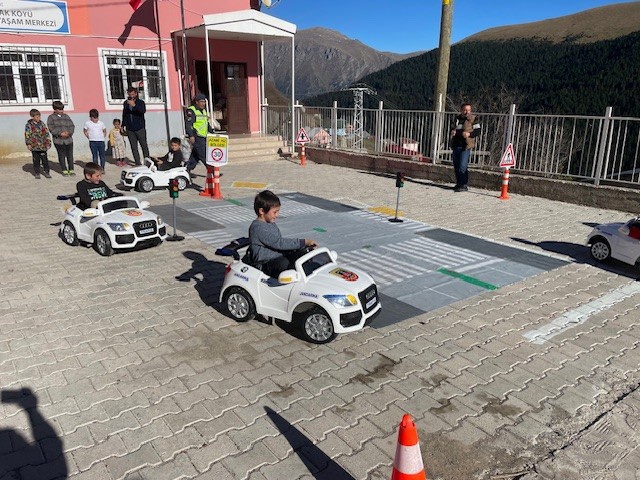 Jandarma köy okullarında trafik eğitimlerine devam ediyor 3