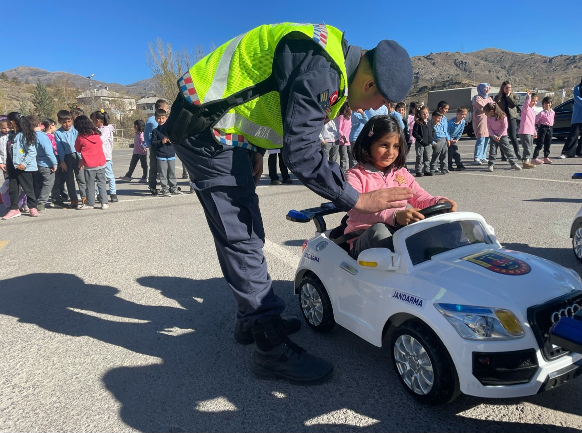 Jandarma köy okullarında trafik eğitimlerine devam ediyor 2