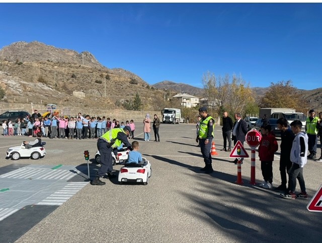 Jandarma köy okullarında trafik eğitimlerine devam ediyor 1