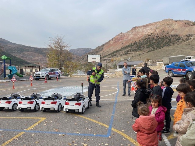 Jandarma köy okullarında trafik eğitimlerine devam ediyor 4