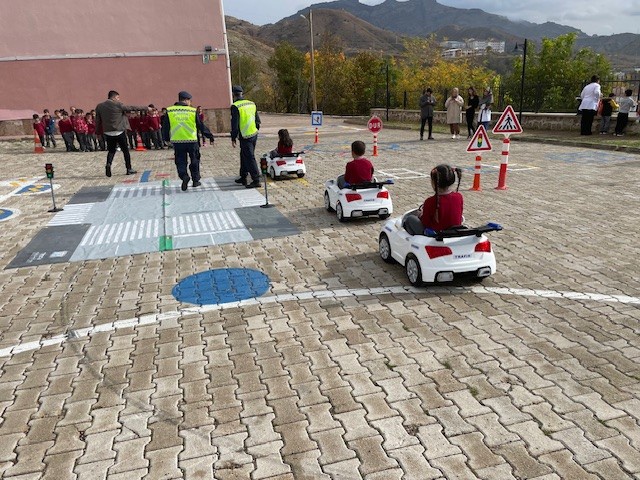 Jandarma köy okullarında trafik eğitimlerine devam ediyor 5