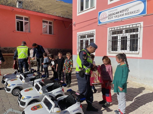 Jandarma köy okullarında trafik eğitimlerine devam ediyor 7