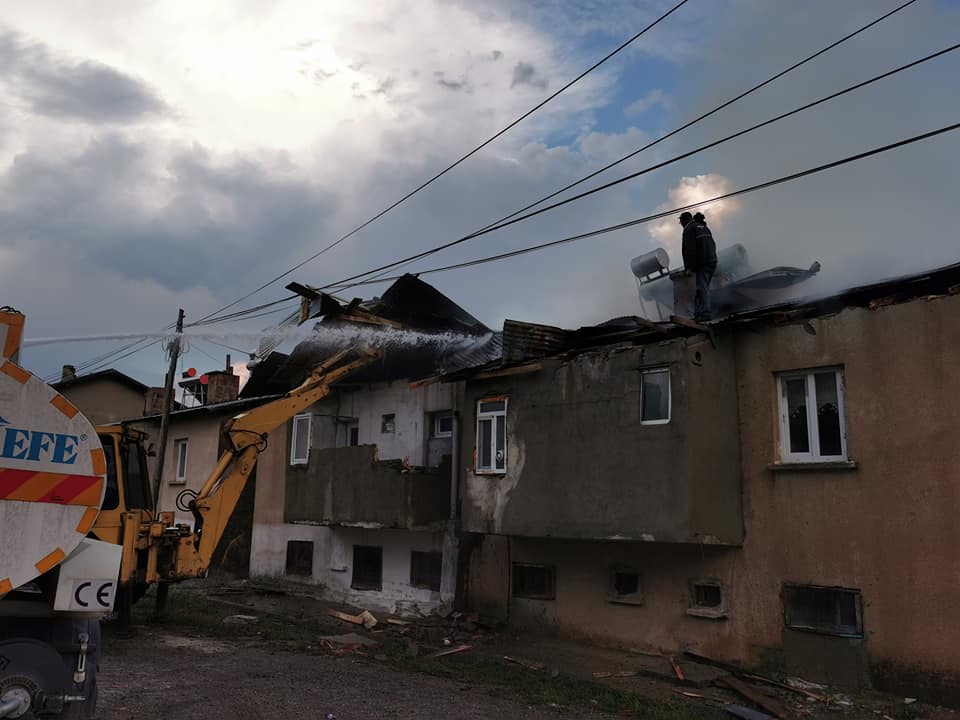 Gümüşhane’de yıldırım düşmesi sonucu yangın çıktı 1