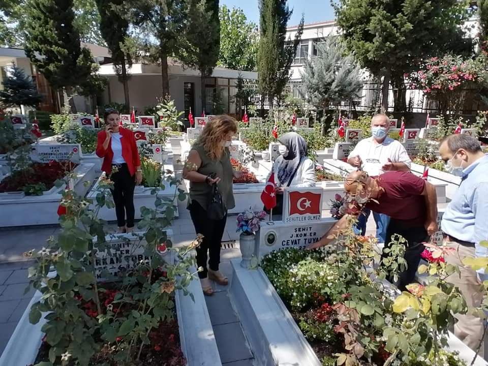 30 Ağustos’da şehit kabirlerini ziyaret ettiler 13