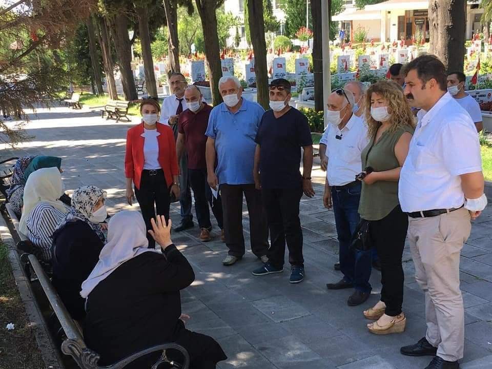 30 Ağustos’da şehit kabirlerini ziyaret ettiler 5