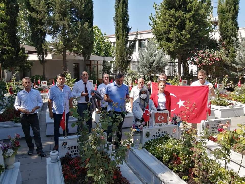 30 Ağustos’da şehit kabirlerini ziyaret ettiler 10
