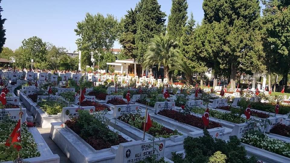 30 Ağustos’da şehit kabirlerini ziyaret ettiler 12