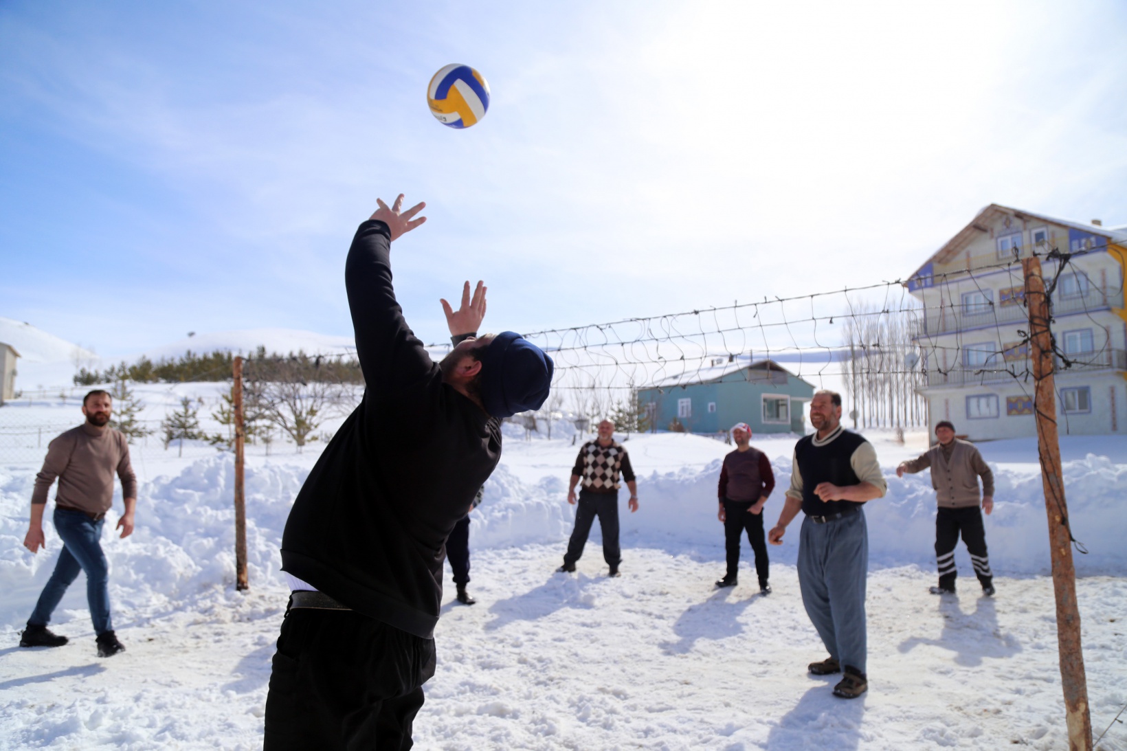 Bu köyde 30 yıldır kar voleybolu oynanıyor 21