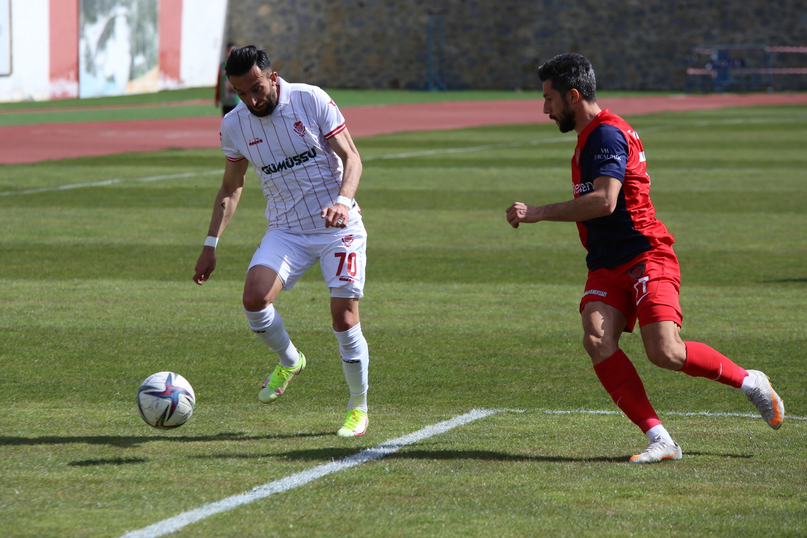 Gümüş zorlu rakibinden 1 puan aldı 4