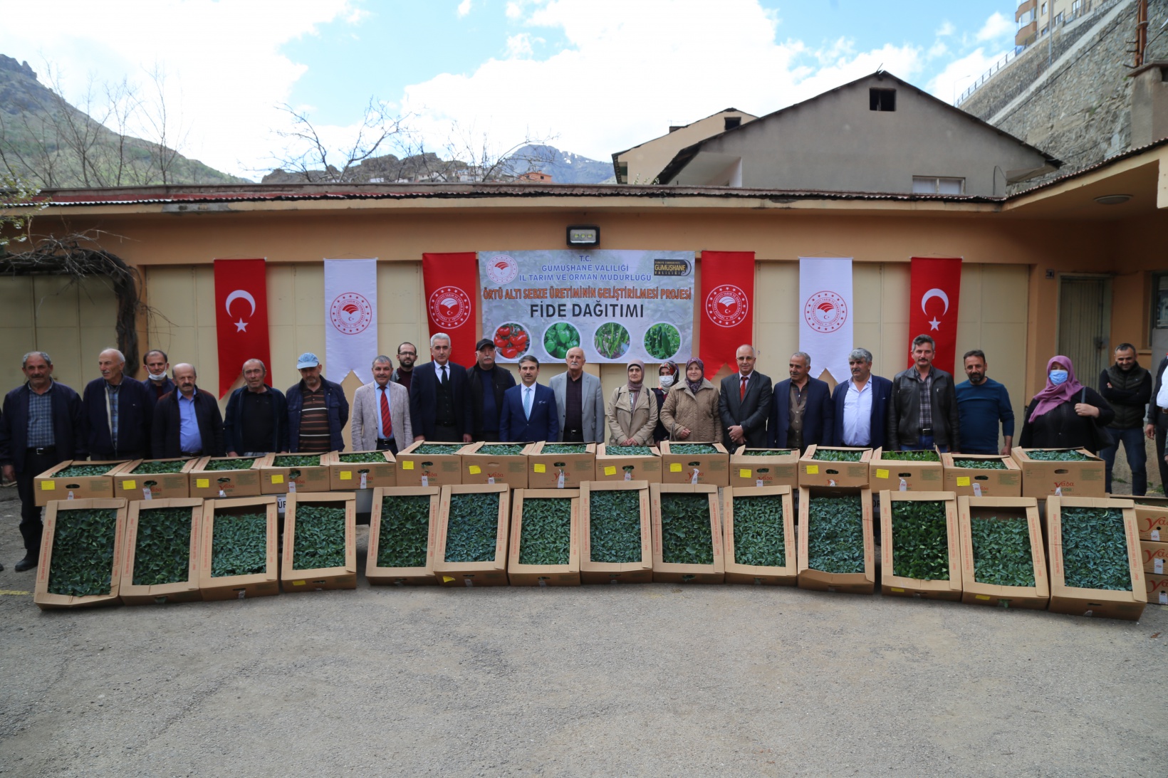 Gümüşhane’de üreticilere 150 bin sebze fidesi dağıtıldı 10