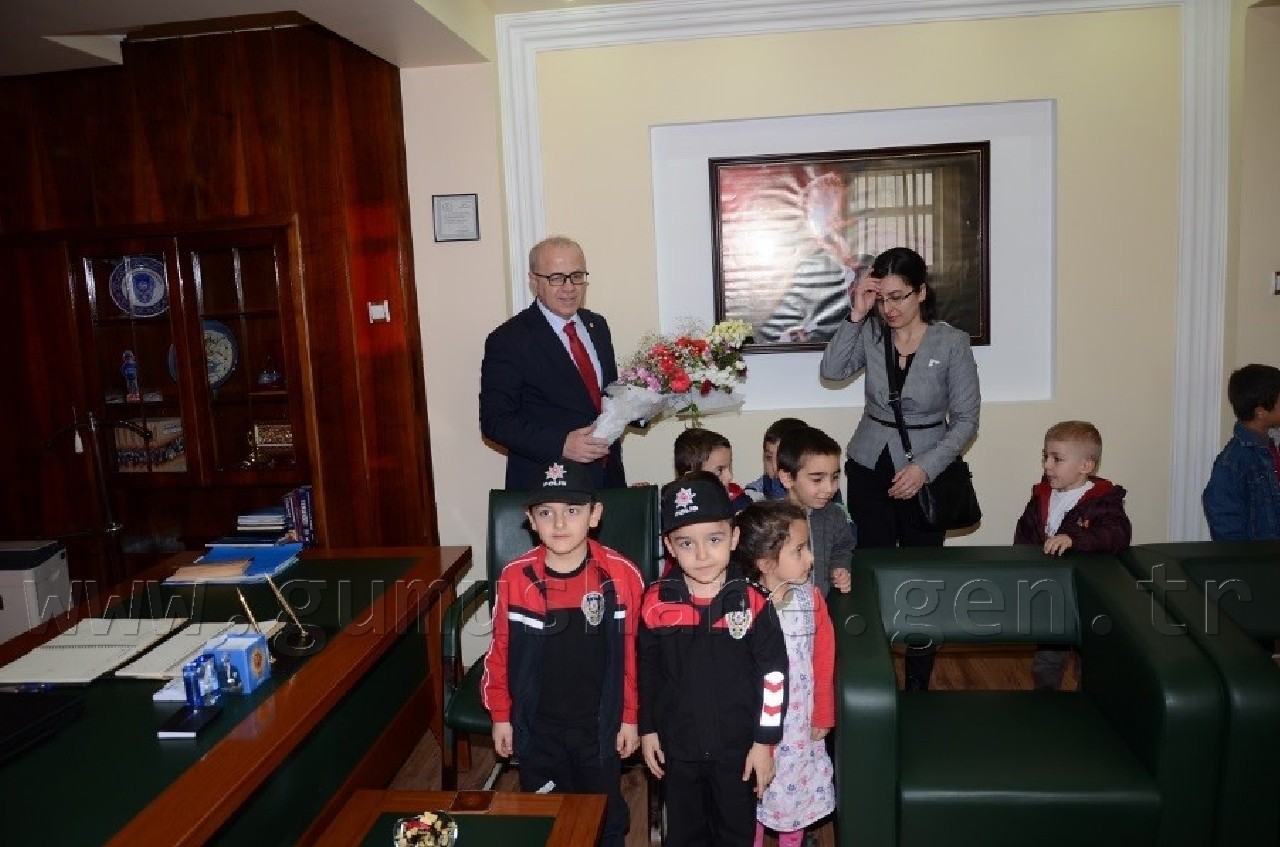 Minik Öğrencilerden İl Emniyet Müdürüne 10 Nisan Ziyareti 12