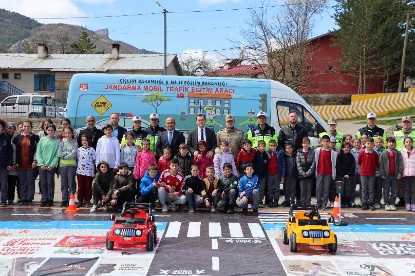 Jandarma’dan Torul’da öğrencilere uygulamalı trafik eğitimi 5