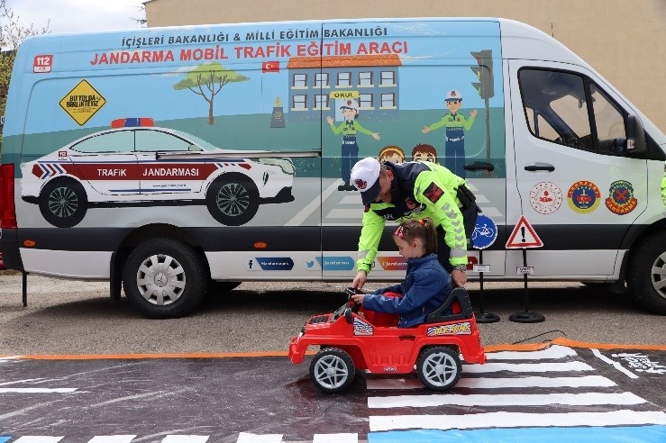 Jandarma’dan Torul’da öğrencilere uygulamalı trafik eğitimi 4