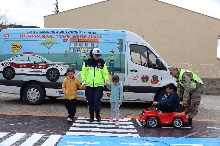 Jandarma’dan Torul’da öğrencilere uygulamalı trafik eğitimi 1