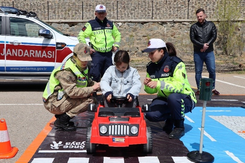 Jandarma’dan Torul’da öğrencilere uygulamalı trafik eğitimi 3