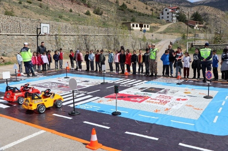 Jandarma’dan Torul’da öğrencilere uygulamalı trafik eğitimi 6