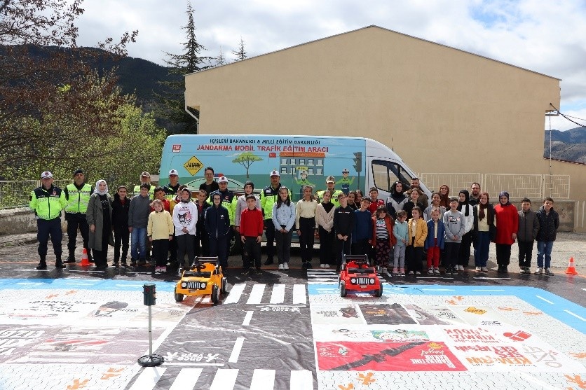 Jandarma’dan Torul’da öğrencilere uygulamalı trafik eğitimi 2