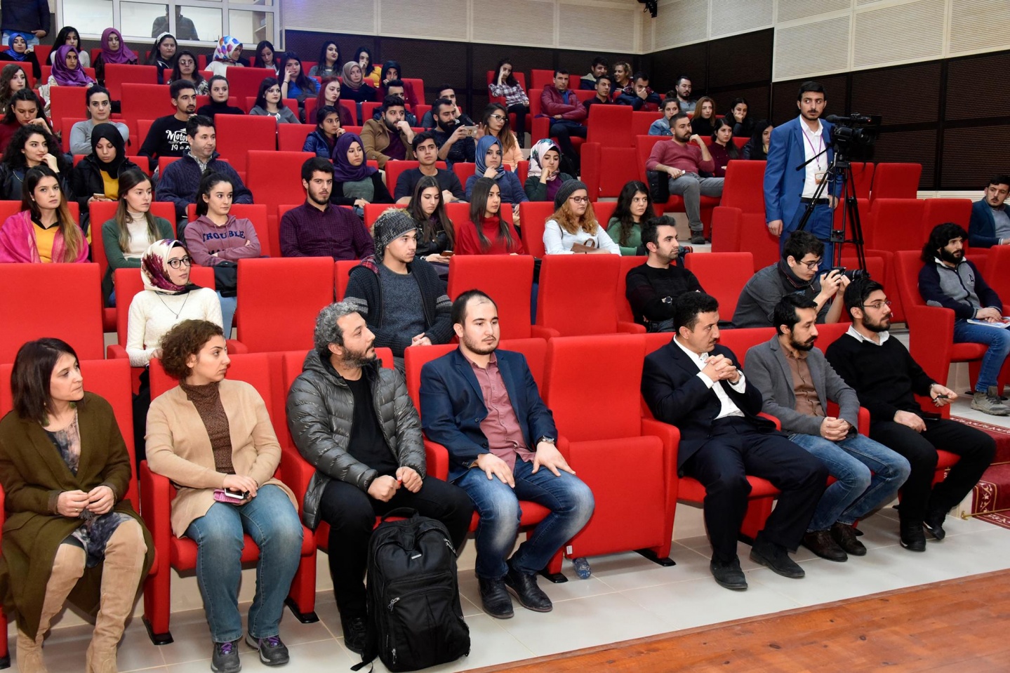 Özdel, tecrübelerini gençlere anlattı 9