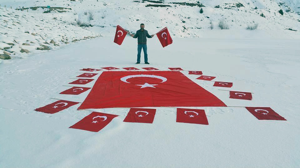 Buz tutmuş gölet üzerinde terörü lanetlediler 4