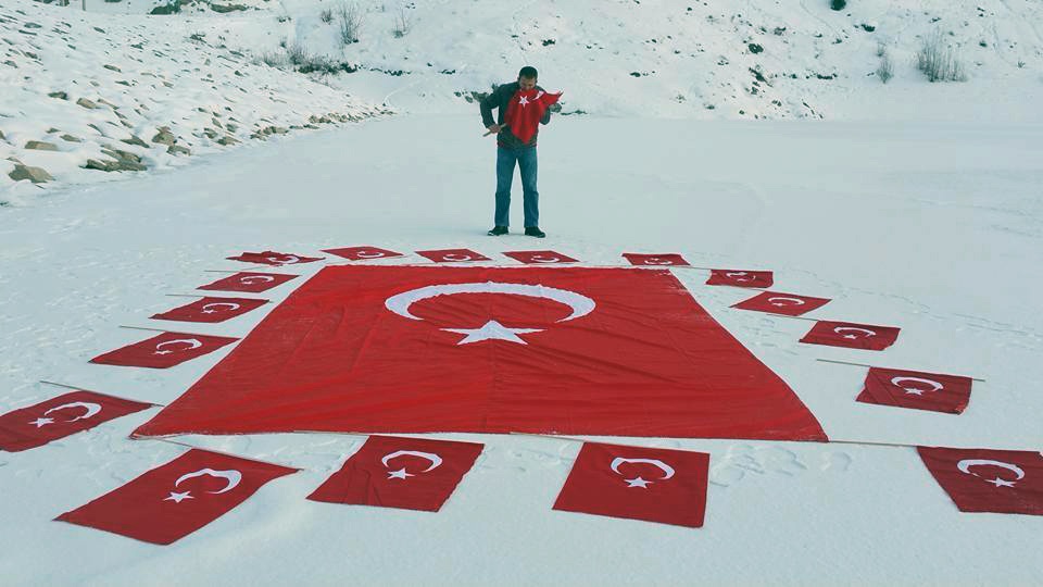 Buz tutmuş gölet üzerinde terörü lanetlediler 1