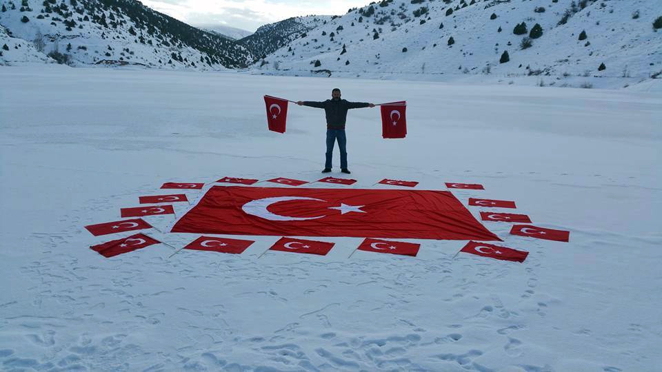 Buz tutmuş gölet üzerinde terörü lanetlediler 5