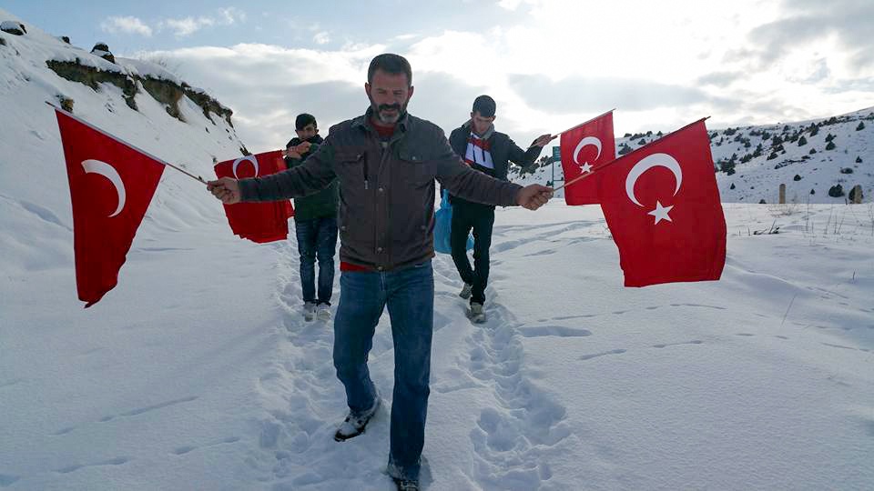 Buz tutmuş gölet üzerinde terörü lanetlediler 6