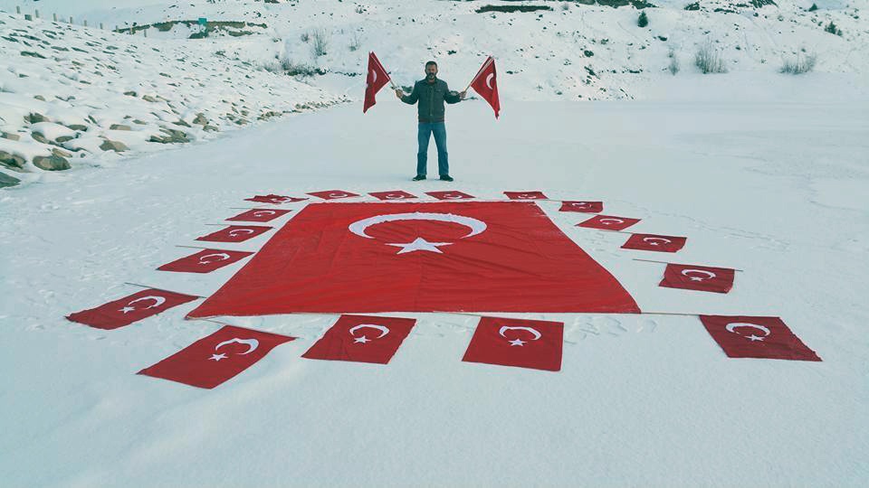 Buz tutmuş gölet üzerinde terörü lanetlediler 9