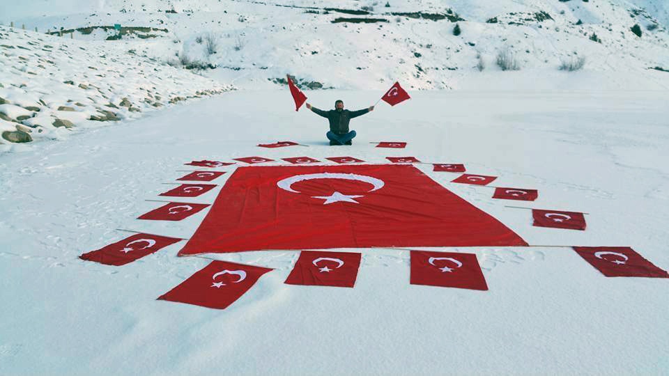 Buz tutmuş gölet üzerinde terörü lanetlediler 8