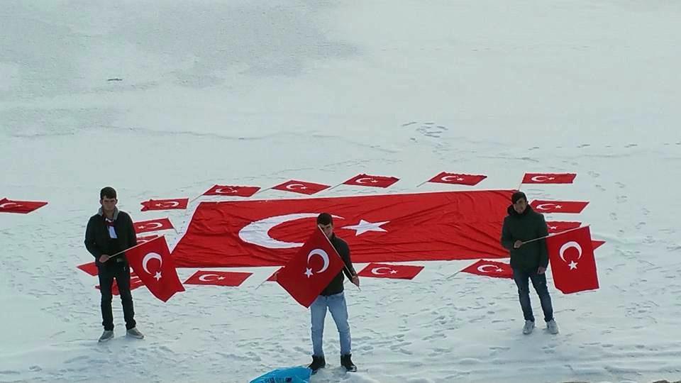 Buz tutmuş gölet üzerinde terörü lanetlediler 7