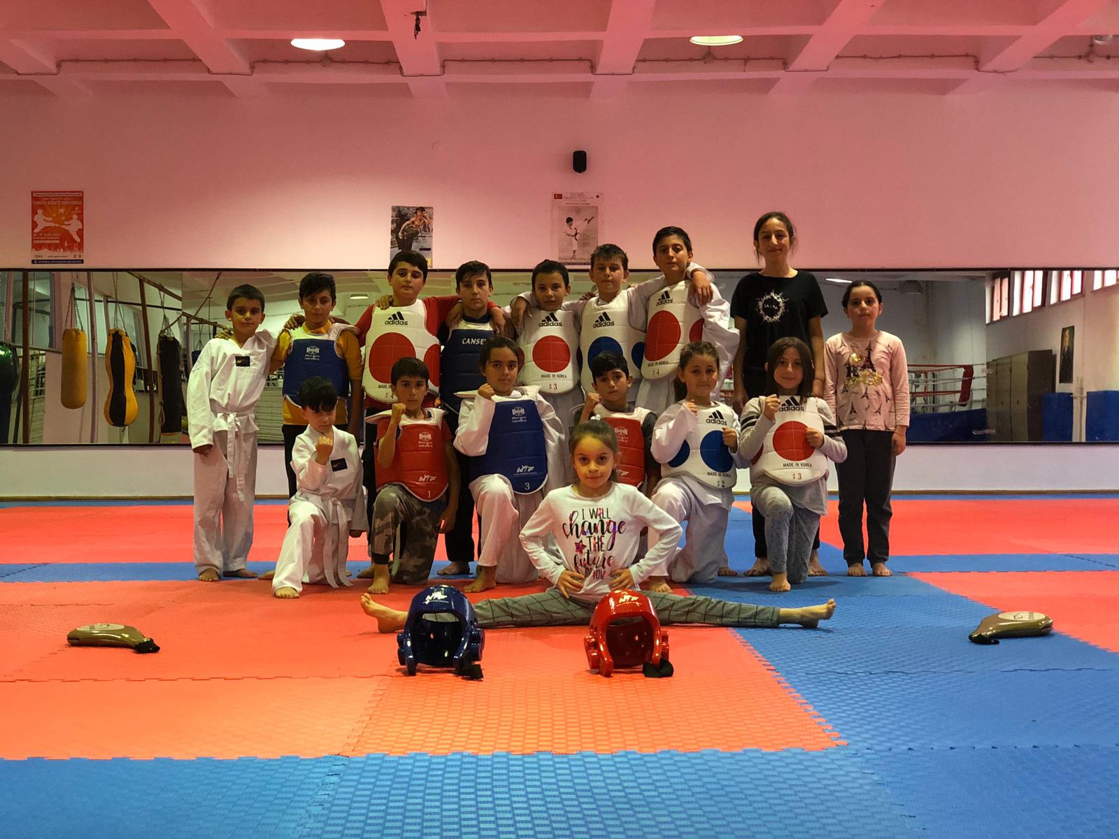 Birlik Vakfı spor yaptırırken kitap okutturuyor 3