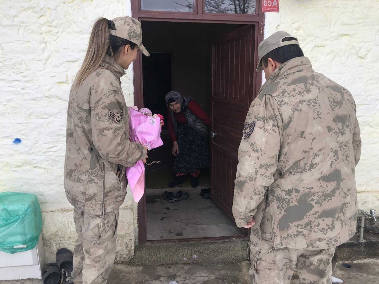 Jandarma yaşlıları yalnız bırakmıyor 4