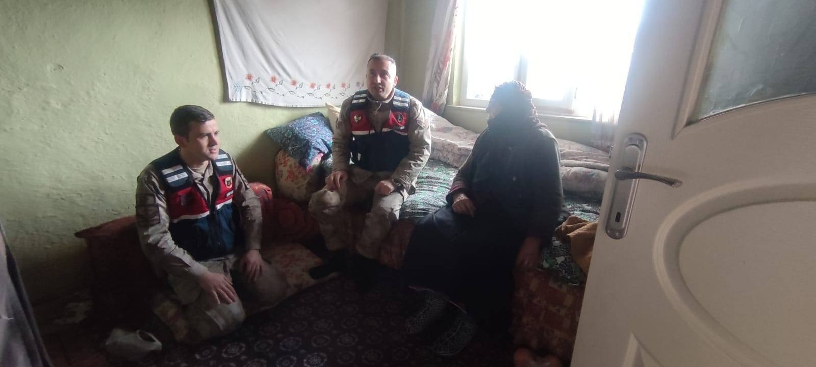 Jandarma yaşlıları yalnız bırakmıyor 5