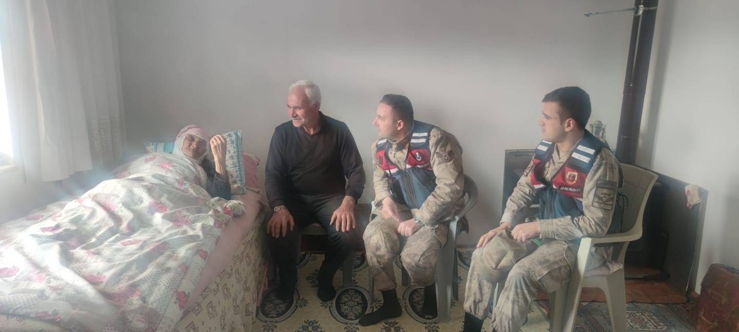 Jandarma yaşlıları yalnız bırakmıyor 1