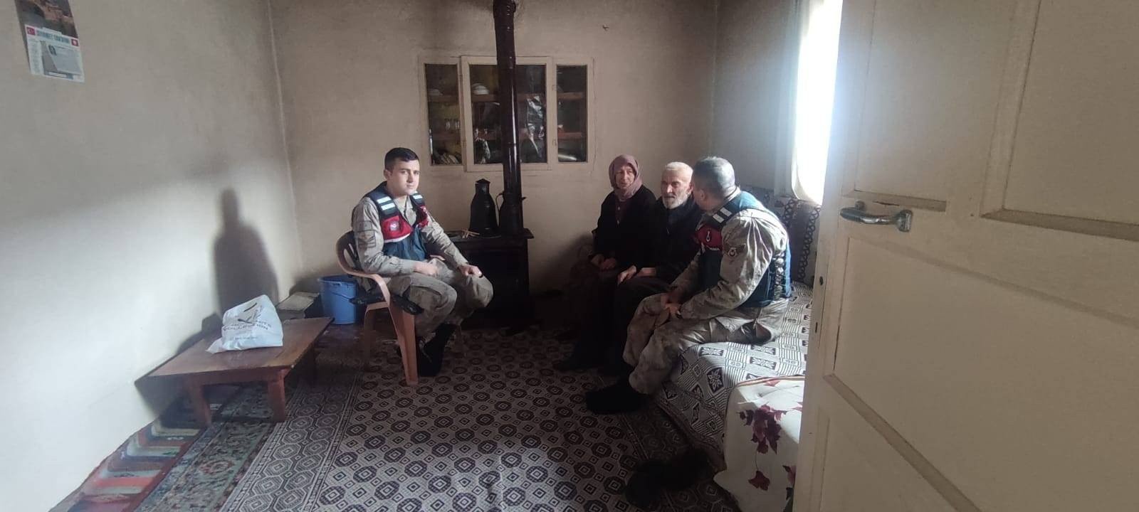 Jandarma yaşlıları yalnız bırakmıyor 3