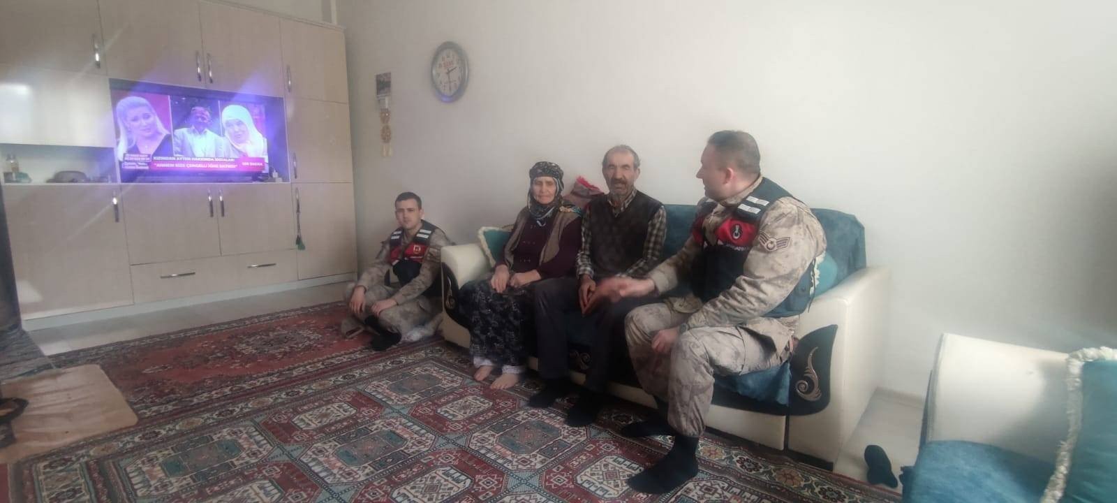 Jandarma yaşlıları yalnız bırakmıyor 2