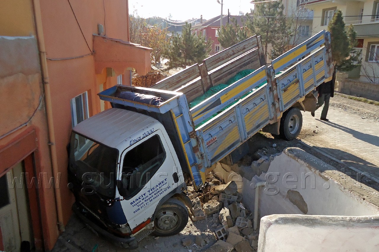 Kelkit'te Kömür Yüklü Kamyonet Eve Girdi 1