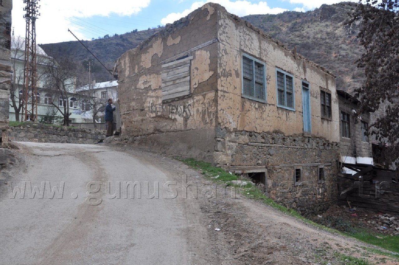 Hacıemin Mahallesindeki Virajlı Dar Yol Genişletildi  1