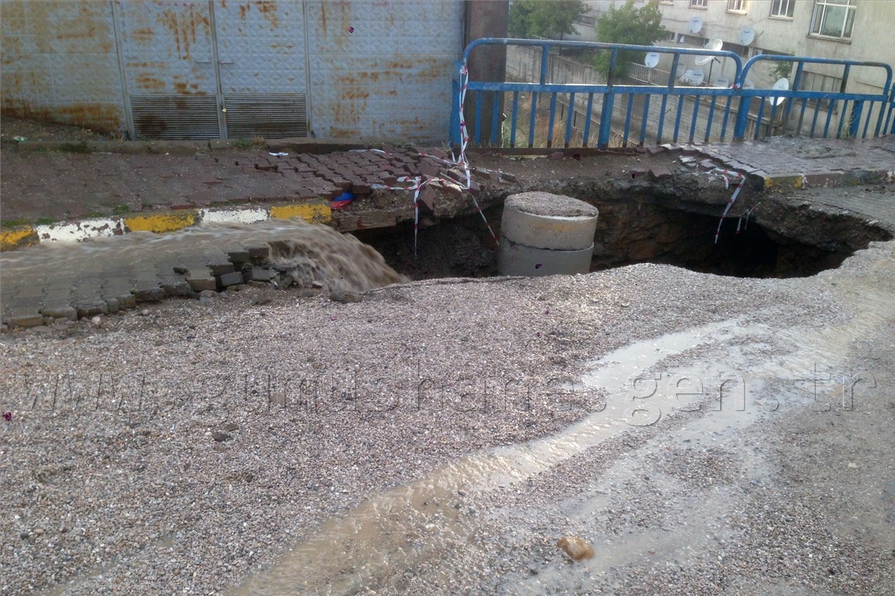 Kelkit'te Aşırı Yağış Yolu Çökertti 2