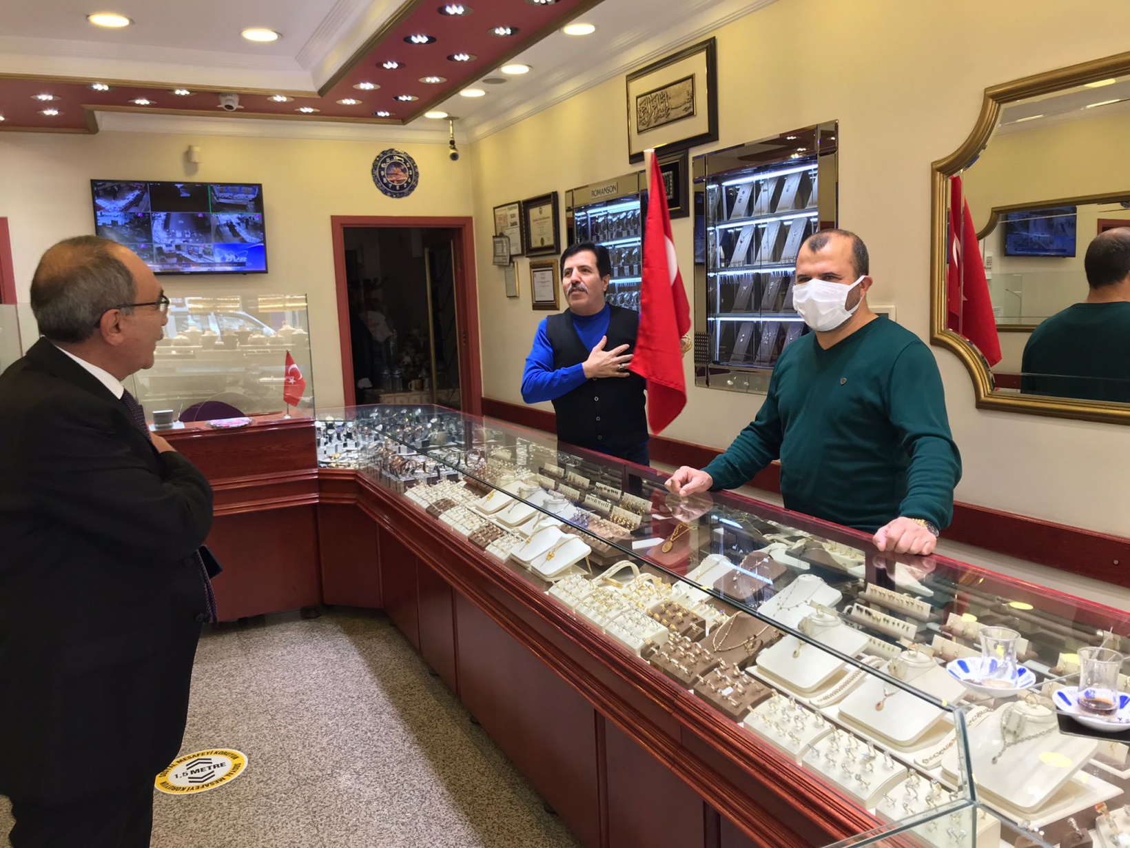 Eskimeye başlayan bayraklar yenileriyle değiştirildi 2