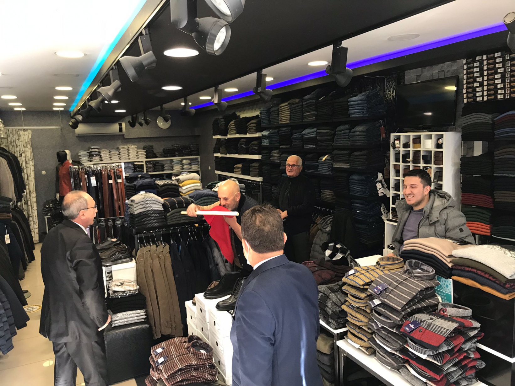 Eskimeye başlayan bayraklar yenileriyle değiştirildi 3