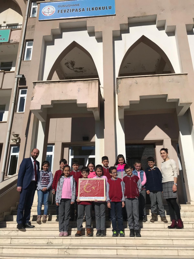 Kuşburnu pestilinden Türk bayrağı tasarladılar 1