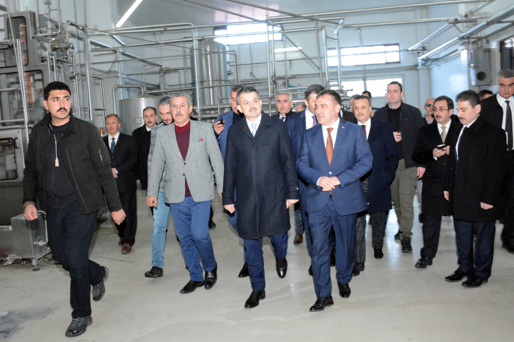 Bakan Pakdemirli ‘Akıllı İnek’ projesinin açılışını gerçekleştirdi, Gümüşsu Fabrikasını inceledi 11