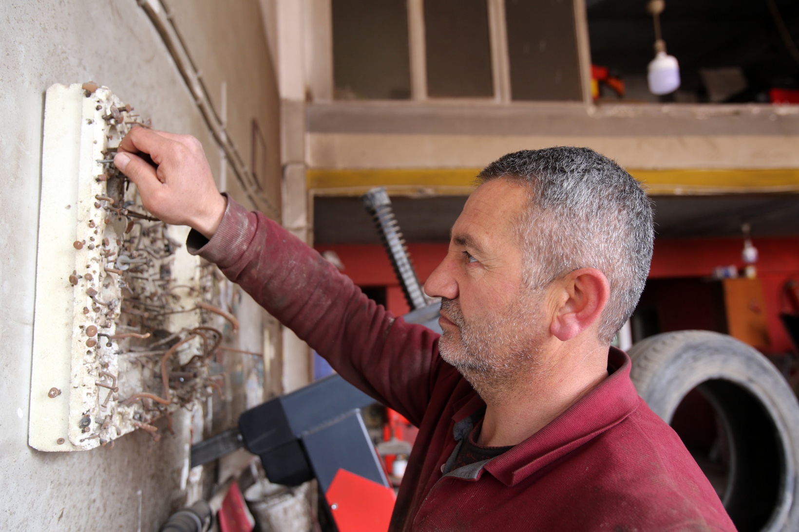 Lastikleri patlatan cisimlerin koleksiyonunu yaptı 3