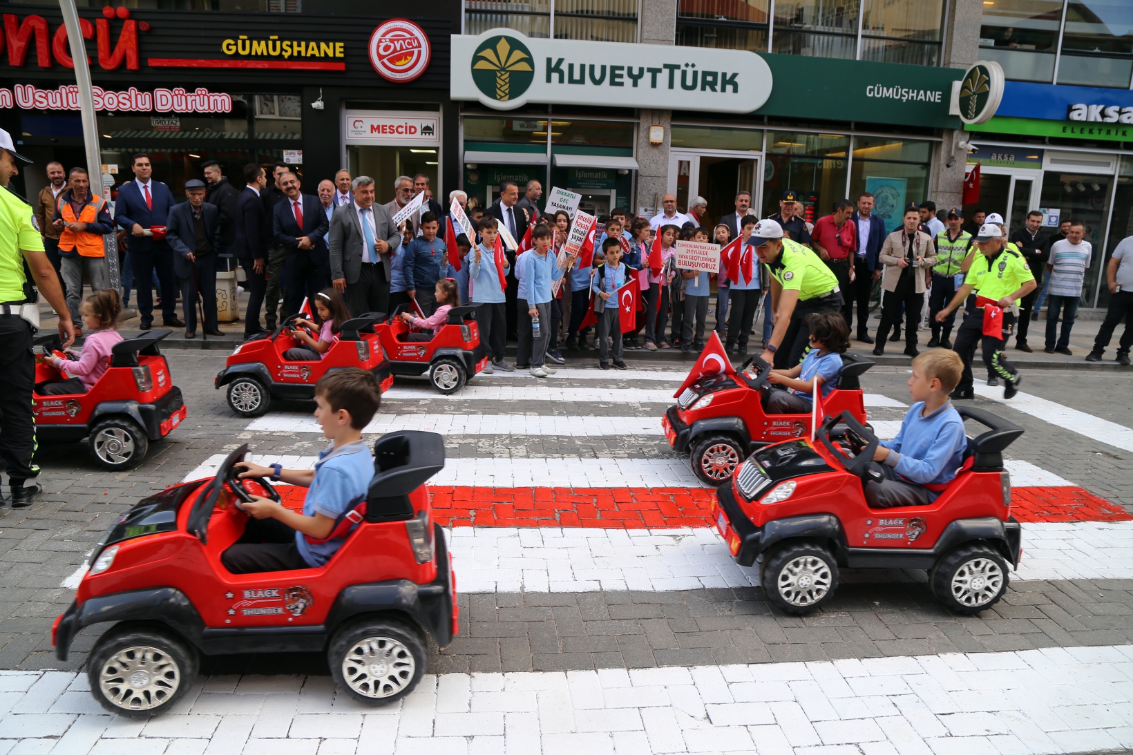 Gümüşhane’de yaya geçitleri kırmızıya boyandı 5