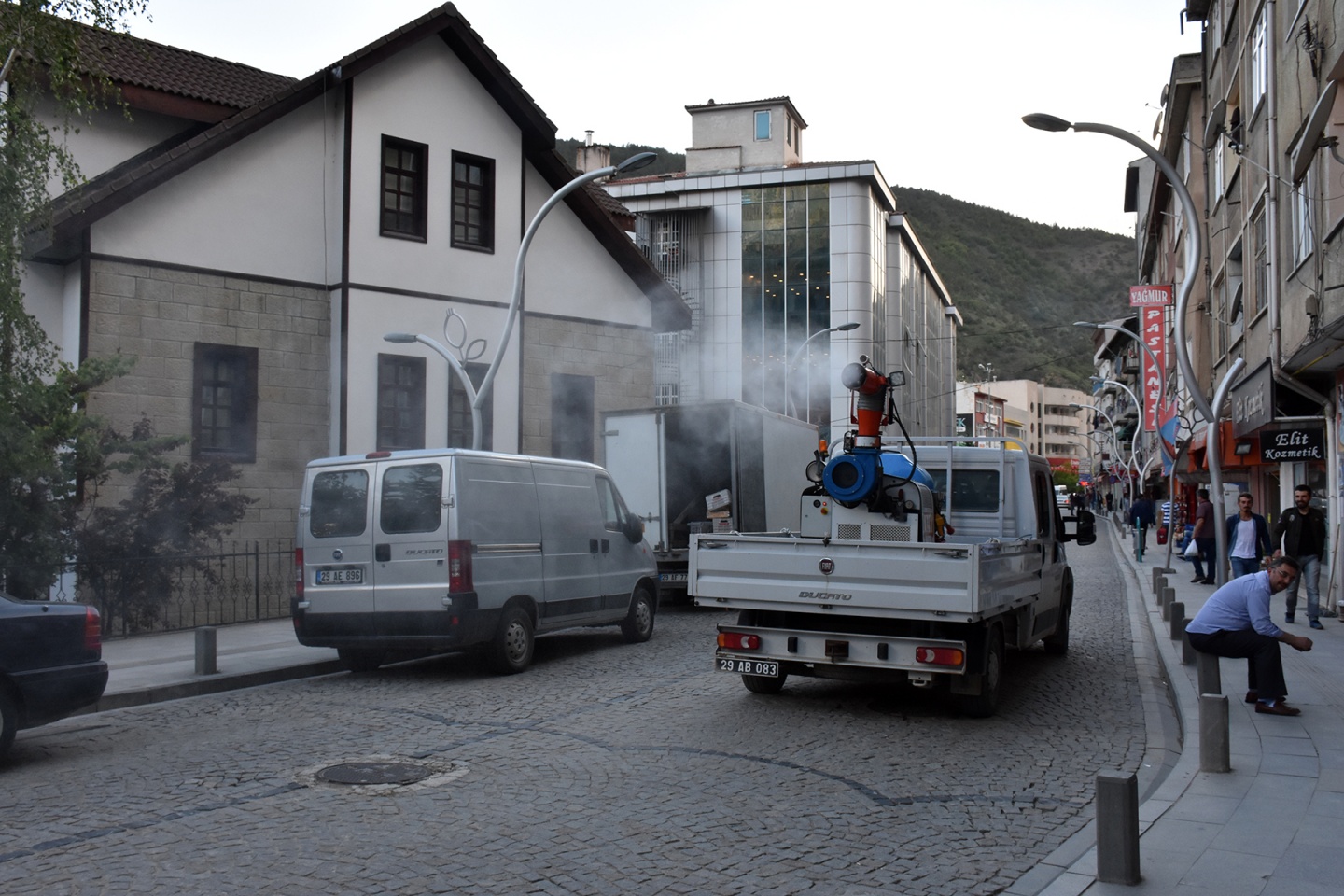 Gümüşhane caddelerini gül kokusu sardı 2