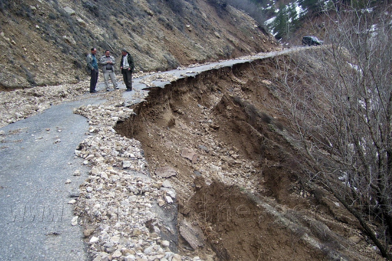 Gümüşhane'de Sel Köy Yollarını Da Vurdu 1