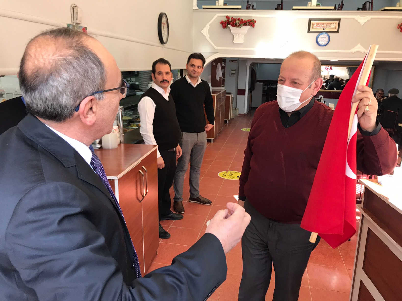 Eskimeye başlayan bayraklar yenileriyle değiştirildi 1