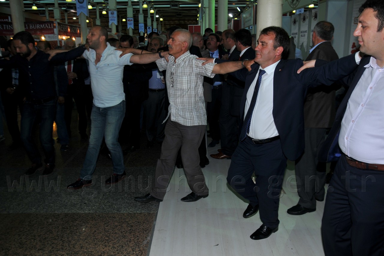 Feshane’de Gümüşhane Belediyesi Halk oyunları ekibi yoğun ilgi gördü 3