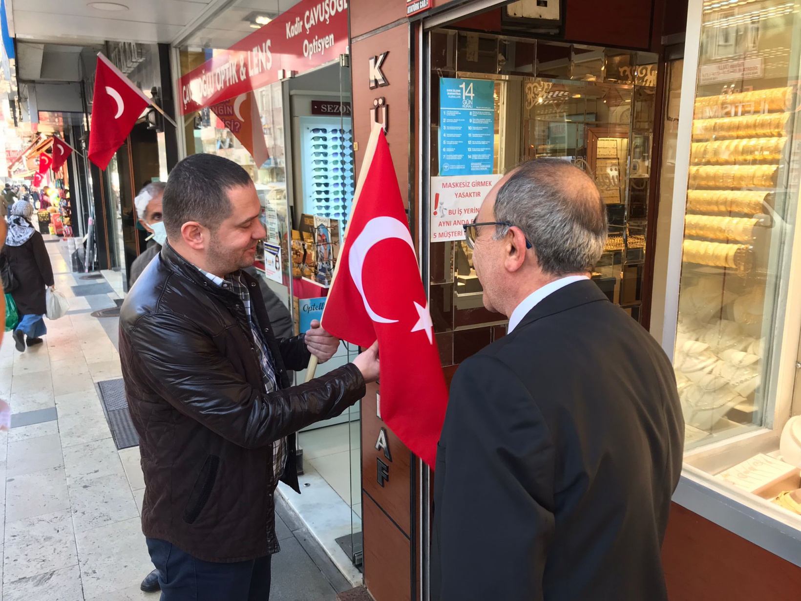 Eskimeye başlayan bayraklar yenileriyle değiştirildi 4